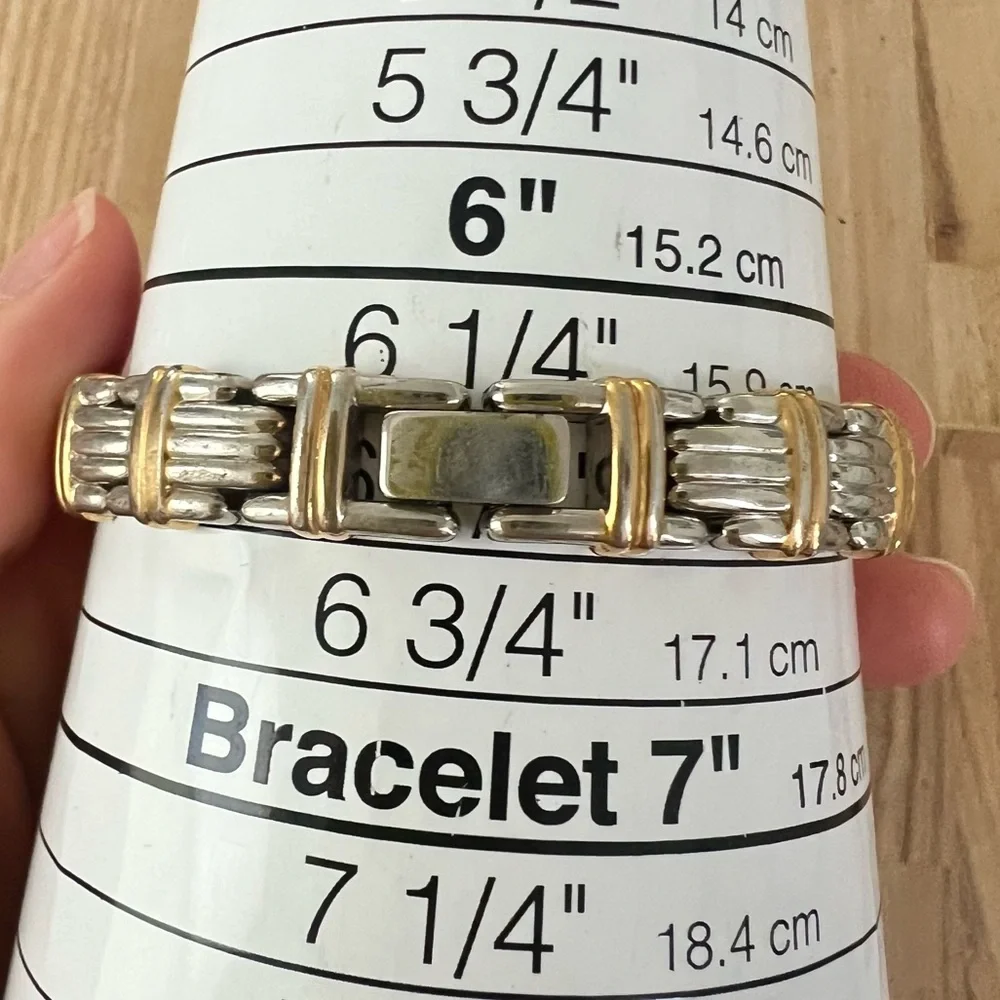Seiko ladies two-tone dress bracelet watch NEW BATTERY